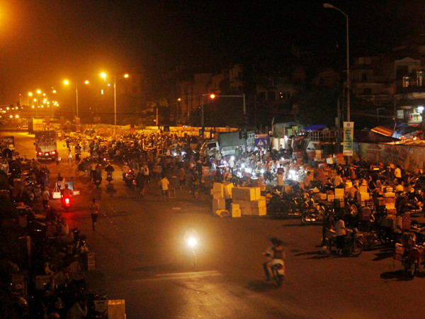 Chợ đầu mối Long Biên tấp nập về đêm. Chợ đầu mối Long Biên tấp nập về đêm