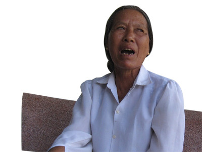 Bà Trần Thị Lệ ở thôn 1, xã Xuân Viên bật khóc khi kể lại việc bị cán bộ xã Xuân Viên (huyện Nghi Xuân) lừa mượn sổ đỏ để đứng tên mua đất cho người khác 