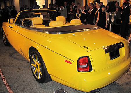 Vốn yêu thích màu vàng, nhà thiết kế thời trang danh tiếng Bijan Pakzad đã “chạm” cho Rolls-Royce sắc vàng tươi lộng lẫy xuyên suốt nội-ngoại thất