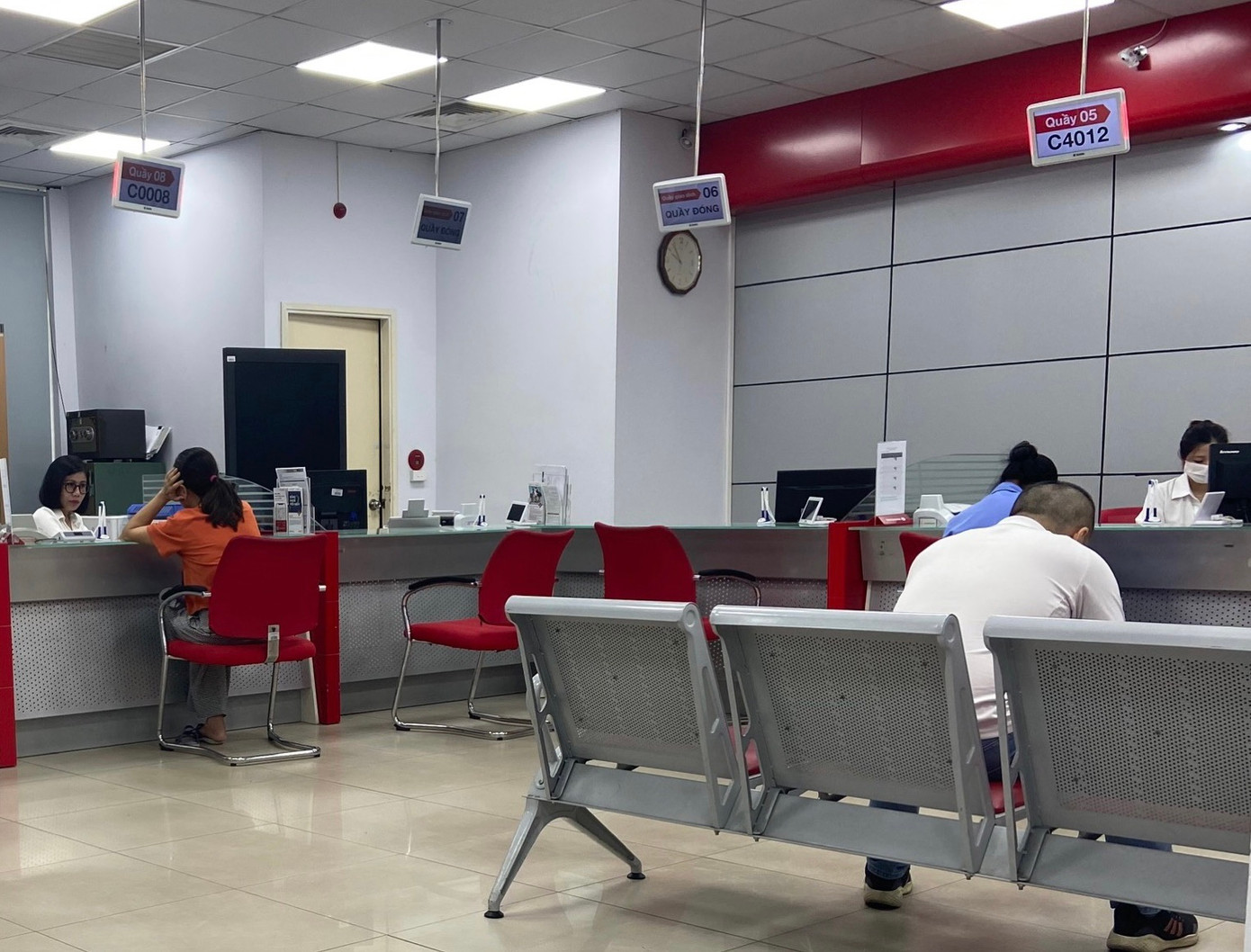 Nhiều băng ghế chờ tại ngân hàng vắng vẻ, chỉ khoảng 5-15 phút khách đã hoàn thành xác thực sinh trắc học. Nhiều băng ghế chờ tại ngân hàng vắng vẻ, chỉ khoảng 5-15 phút khách đã hoàn thành xác thực sinh trắc học.