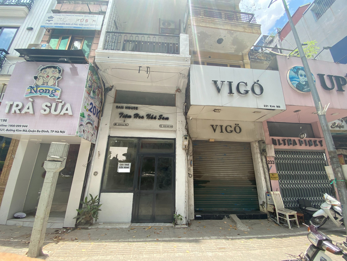 Hàng loạt cửa hàng dừng hoạt động, trả mặt bằng. Hàng loạt cửa hàng dừng hoạt động, trả mặt bằng.