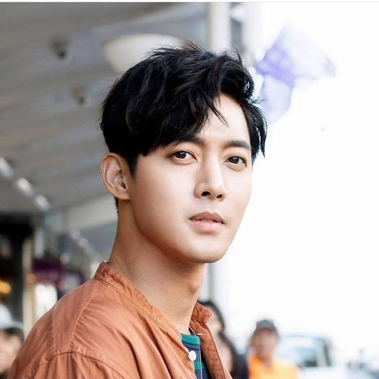 3. Lúc nổi danh nhờ vai nam thứ trong "Boys Over Flowers", Kim Hyun Joong gây sốt châu Á nhờ vẻ lãng tử như bước từ truyện tranh ra. Thời gian trôi qua, anh ngày càng thành thục, rắn rỏi hơn. 3. Lúc nổi danh nhờ vai nam thứ trong "Boys Over Flowers", Kim Hyun Joong gây sốt châu Á nhờ vẻ lãng tử như bước từ truyện tranh ra. Thời gian trôi qua, anh ngày càng thành thục, rắn rỏi hơn.