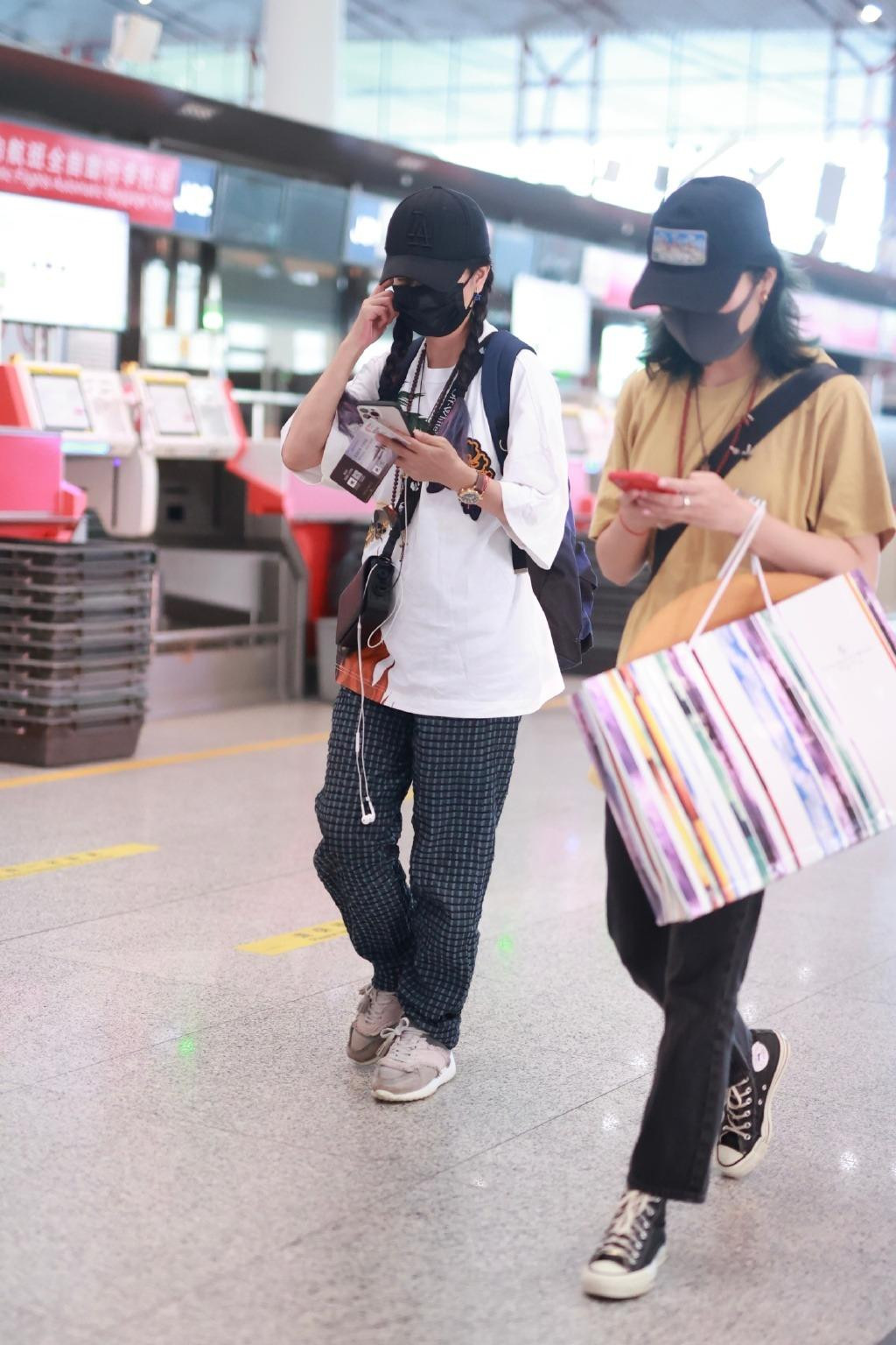 Đi cùng người đẹp 7x có nữ trợ lý. Đi cùng người đẹp 7x có nữ trợ lý.