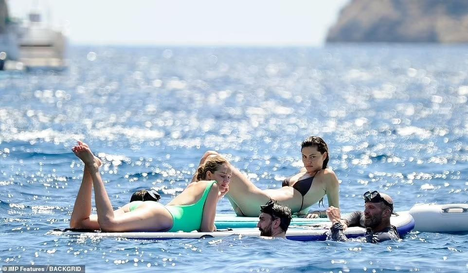 Gần đây, Rosie tiết lộ muốn được trở lại quê hương ở thành phố Devon Plymouth, hạt Devon (London) để sinh sống. Cô cho biết, đã dành nhiều thời gian ở các thành phố lớn, hào nhoáng và tấp nập, nhưng cô vẫn luôn hướng về vùng nông thôn yên bình. "Không khí đồng quê có mùi rất trong lành. Tôi thích nhìn thấy những con cừu, con lợn, con vịt, con gà và tất nhiên, cả những con ngựa. Bất cứ khi nào tôi ở đó, tôi thực sự không thích xa quá lâu, tôi chỉ thấy tất cả thật thư giãn và đáng yêu. Nó là nhà của tôi", cô trải lòng.