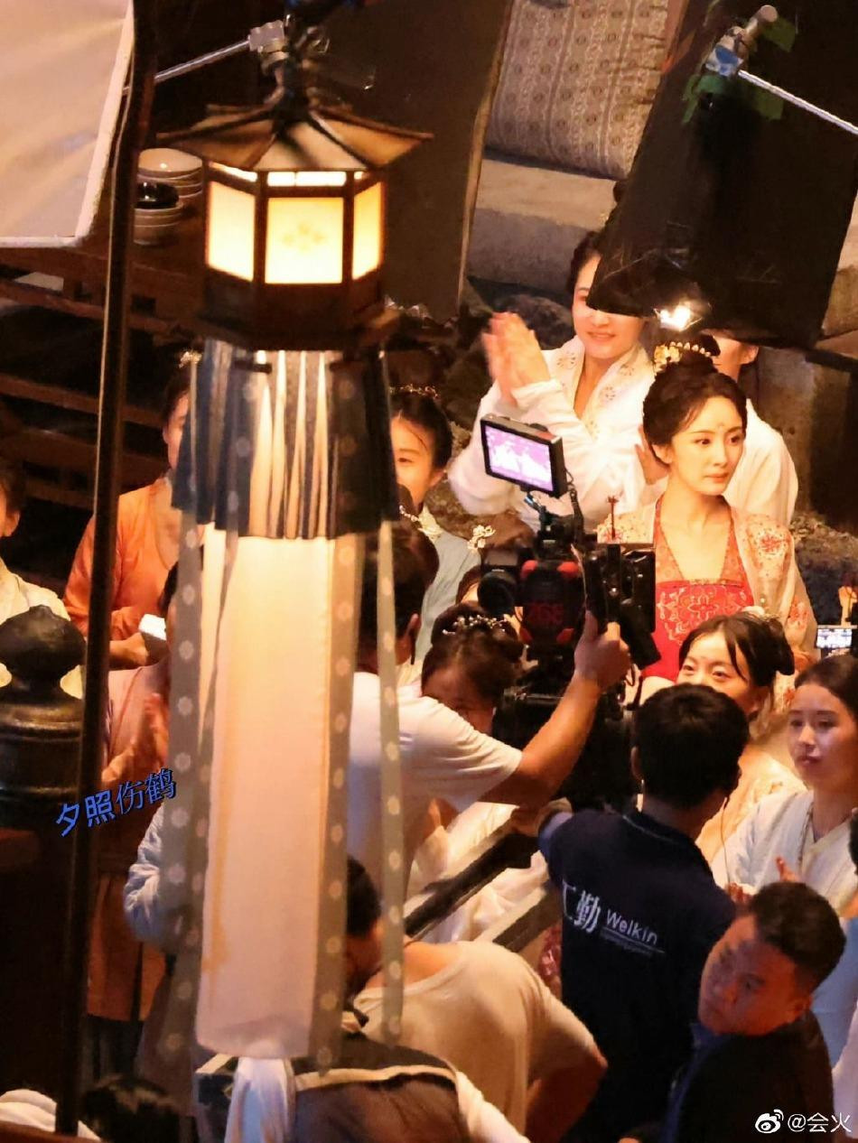 Cùng ngày, Sina chia sẻ hình ảnh hé lộ tạo hình cổ trang của minh tinh 36 tuổi trên phim trường &quot;Hồ yêu tiểu hồng nương: Nguyệt Hồng Thiên&quot;.