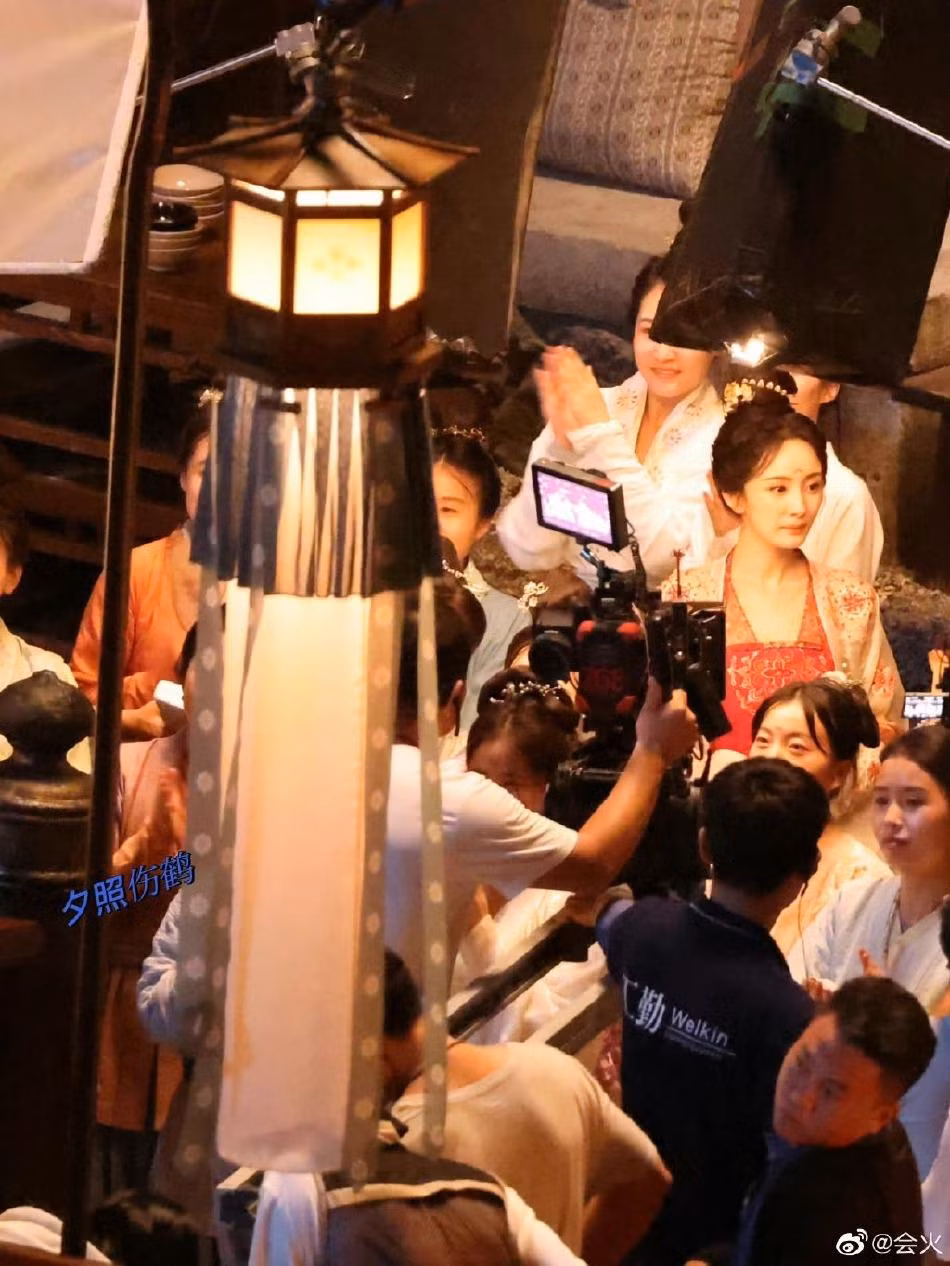 Cùng ngày, Sina chia sẻ hình ảnh hé lộ tạo hình cổ trang của minh tinh 36 tuổi trên phim trường "Hồ yêu tiểu hồng nương: Nguyệt Hồng Thiên".