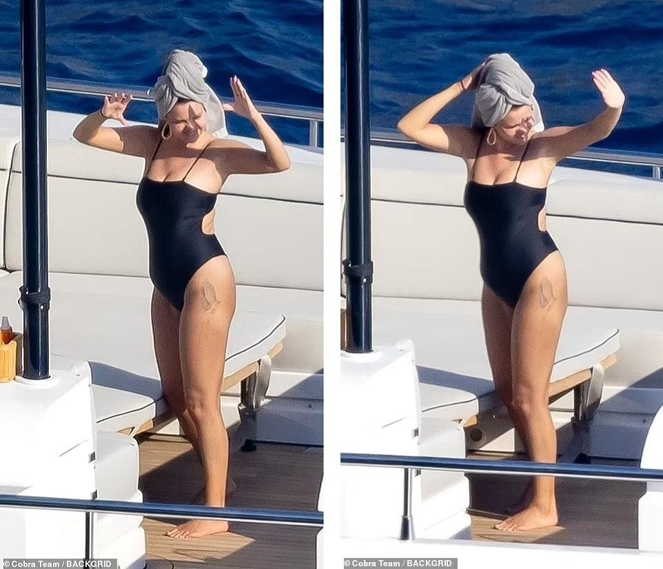 Ở vùng hông trái của Selena Gomez có hình xăm bàn tay cầu nguyện. Được biết, giọng ca sinh năm 1992 làm hình xăm này vào năm 2019. Đáng nói, nó có nhiều nét tương đồng với hình ở cổ chân trái của Justin Bieber.