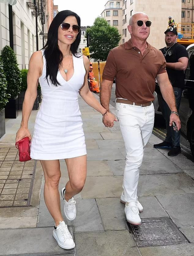 Vài ngày trước đó, Lauren xuất hiện trẻ trung hơn trong chiếc váy ngắn màu trắng và giày thể thao cùng màu. Ông Bezos cũng lựa chọn trang phục "ton-sur-ton" với bạn gái kém 5 tuổi. Vài ngày trước đó, Lauren xuất hiện trẻ trung hơn trong chiếc váy ngắn màu trắng và giày thể thao cùng màu. Ông Bezos cũng lựa chọn trang phục "ton-sur-ton" với bạn gái kém 5 tuổi.