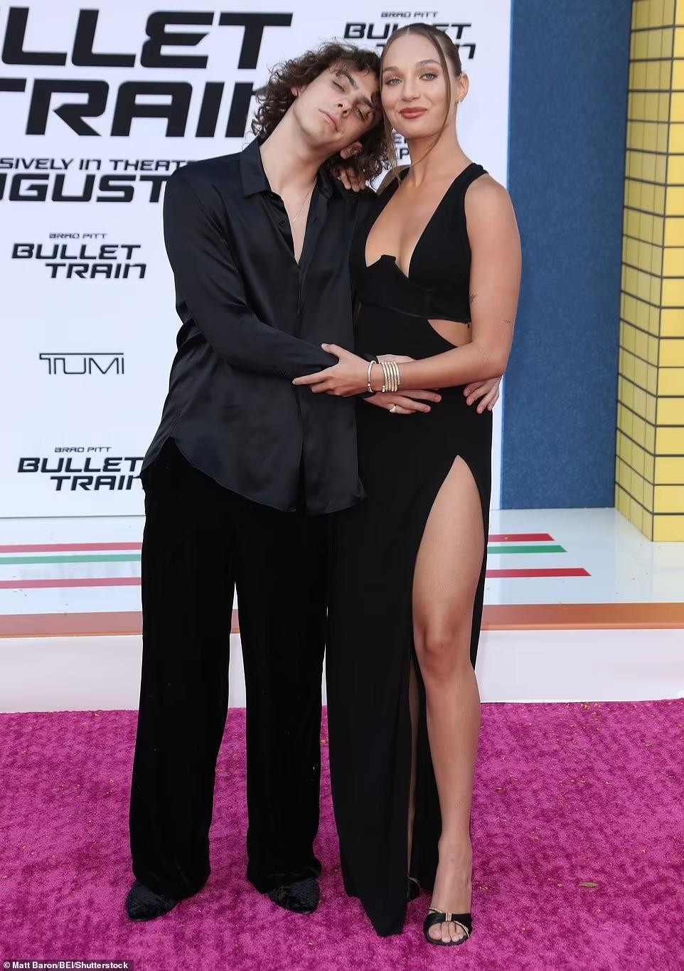 Nữ diễn viên kiêm vũ công người Mỹ Maddie Ziegler tình tứ với bạn trai, ca sĩ kiêm nhạc sĩ người Úc Eddie Benjamin. Nữ diễn viên kiêm vũ công người Mỹ Maddie Ziegler tình tứ với bạn trai, ca sĩ kiêm nhạc sĩ người Úc Eddie Benjamin.