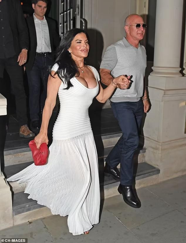 Mới đây, tỷ phú Jeff Bezos và bạn gái Lauren Sanche nắm tay nhau rời khỏi khách sạn Mayfair ở London (Anh) sau khi dùng bữa tối. Mới đây, tỷ phú Jeff Bezos và bạn gái Lauren Sanche nắm tay nhau rời khỏi khách sạn Mayfair ở London (Anh) sau khi dùng bữa tối.