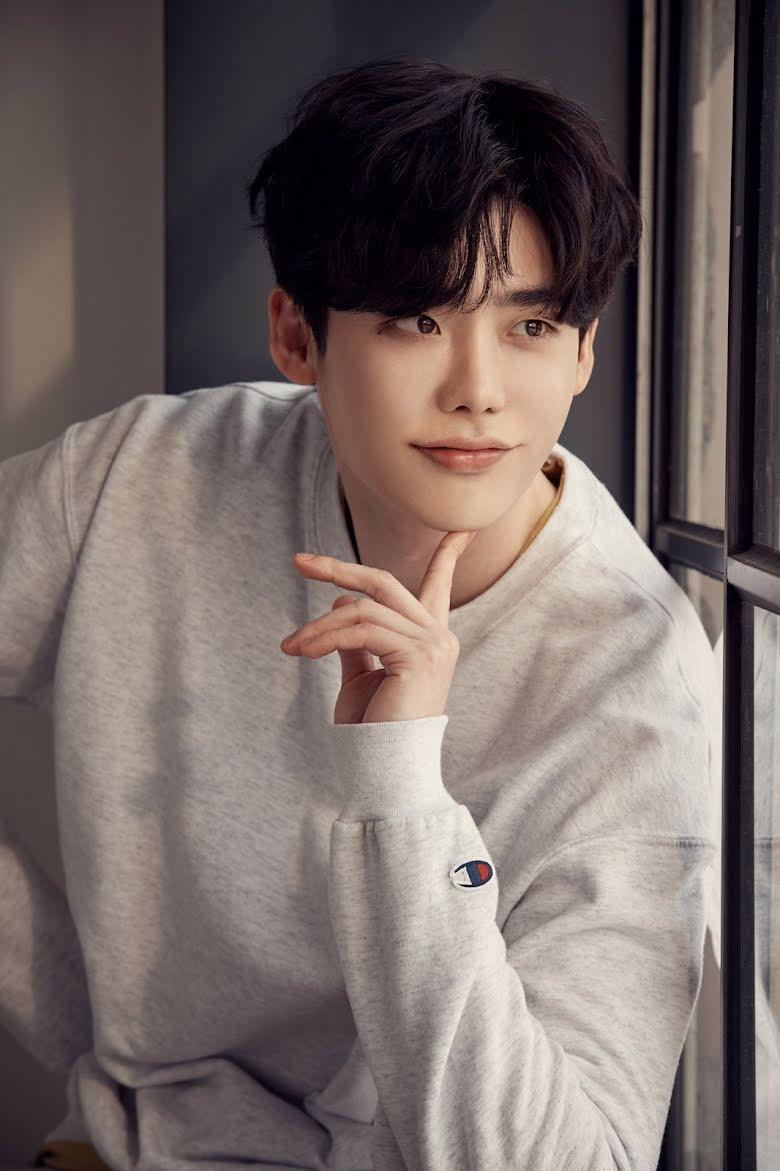 11. Lee Jong Suk gây ấn tượng với làn da trắng sáng, nụ cười tươi rói và các đường nét như nhân vật truyện tranh. 11. Lee Jong Suk gây ấn tượng với làn da trắng sáng, nụ cười tươi rói và các đường nét như nhân vật truyện tranh.