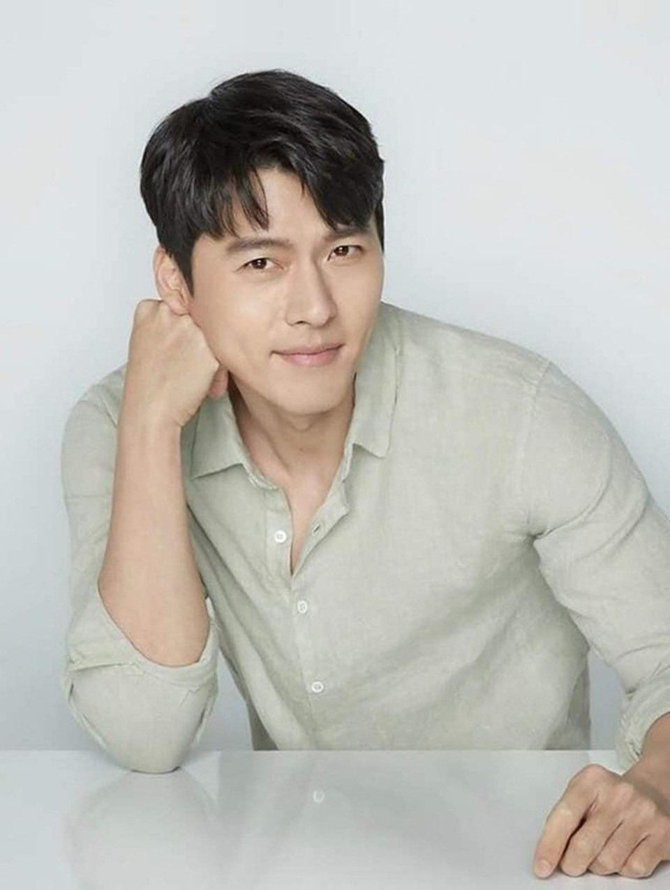 2. Hyun Bin là hình tượng đàn ông trong mơ của nhiều fan nữ. Ông xã Son Ye Jin sở hữu các đường nét như "tượng tạc", má lúm đồng tiền duyên dáng, còn mang đến cảm giác ấm áp, tử tế và vững chãi. 2. Hyun Bin là hình tượng đàn ông trong mơ của nhiều fan nữ. Ông xã Son Ye Jin sở hữu các đường nét như "tượng tạc", má lúm đồng tiền duyên dáng, còn mang đến cảm giác ấm áp, tử tế và vững chãi.