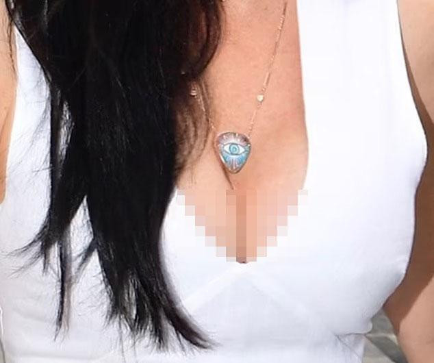 Đáng chú ý hơn là trang sức đắt giá và độc đáo mà người đẹp 6x đeo, vòng cổ kim cương hình giọt nước 14.000 bảng Anh (398 triệu đồng) và dây chuyền mắt quỷ 9.500 bảng Anh (270 triệu đồng). Đáng chú ý hơn là trang sức đắt giá và độc đáo mà người đẹp 6x đeo, vòng cổ kim cương hình giọt nước 14.000 bảng Anh (398 triệu đồng) và dây chuyền mắt quỷ 9.500 bảng Anh (270 triệu đồng).