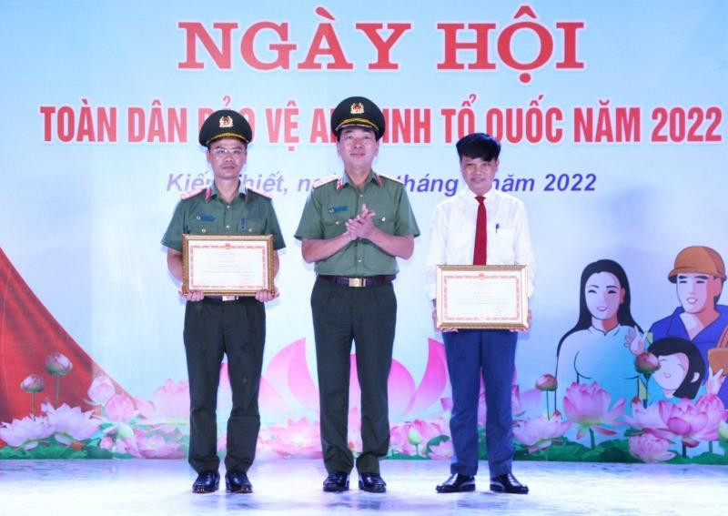 Thứ trưởng Trần Quốc Tỏ trao Bằng khen của Bộ Công an tặng các tập thể, cá nhân có thành tích xuất sắc trong phong trào toàn dân bảo vệ ANTQ TP Hải Phòng.