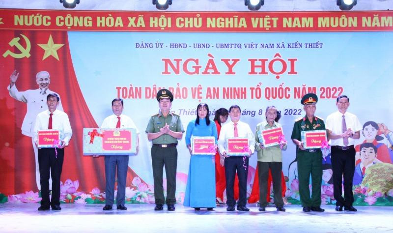 Thứ trưởng Trần Quốc Tỏ trao quà, động viên các tập thể và cá nhân đóng góp tích cực vào phong trào toàn dân bảo vệ ANTQ xã Kiến Thiết, huyện Tiên Lãng.