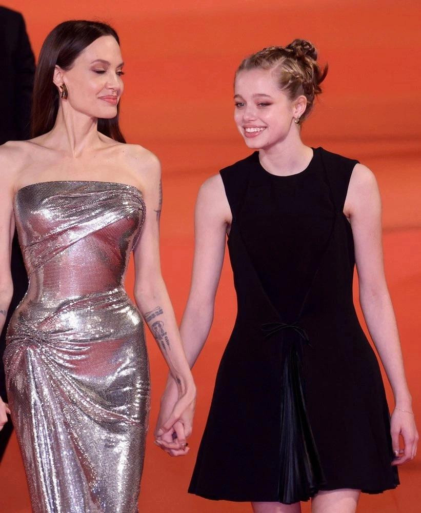 Shiloh càng lớn càng xinh đẹp, nữ tính và được ví là bản sao nhan sắc của mẹ.