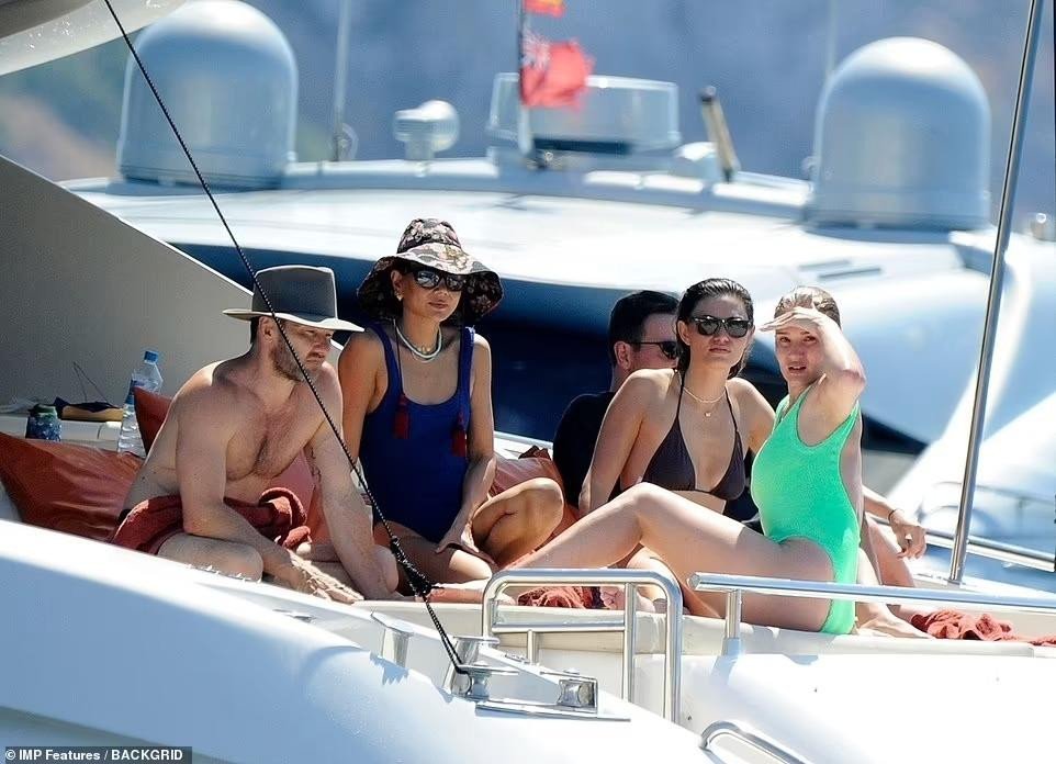 Rosie và Jason hiện đang sống cùng hai con ở quận Chelsea, London. Trước đó, cặp đôi bán biệt thự ở Malibu với giá 18,5 triệu USD sau nhiều năm gắn bó với vùng đất California, Mỹ.