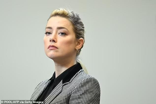 Amber Heard đang gặp khó khăn tài chính do phải bồi thường 8,35 triệu USD cho chồng cũ. Amber Heard đang gặp khó khăn tài chính do phải bồi thường 8,35 triệu USD cho chồng cũ.