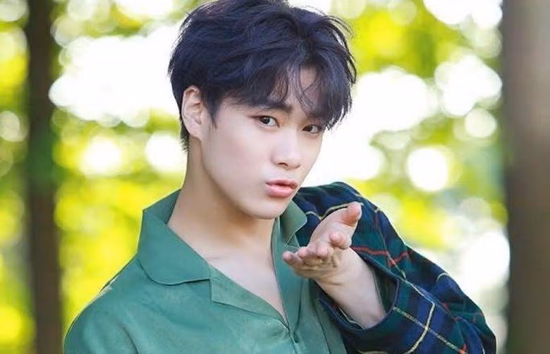 Moonbin là thành viên thứ ba của Astro lọt vào danh sách với 55 phiếu bầu. Astro cũng là nhóm nhạc có nhiều mỹ nam được lòng cộng đồng gay Hàn Quốc nhất.