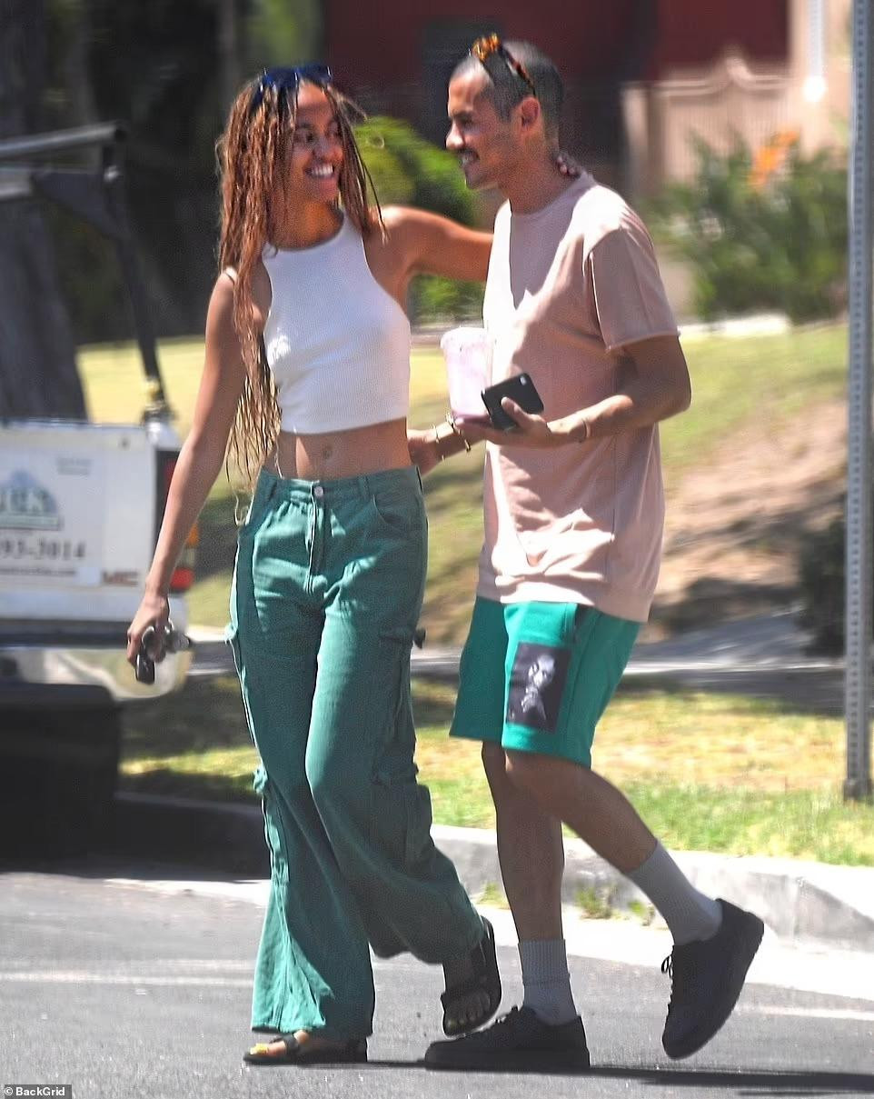 Hôm thứ Năm (4/8), Malia Obama được phát hiện đến Bảo tàng Nghệ thuật Quận Los Angeles cùng một người đàn ông.