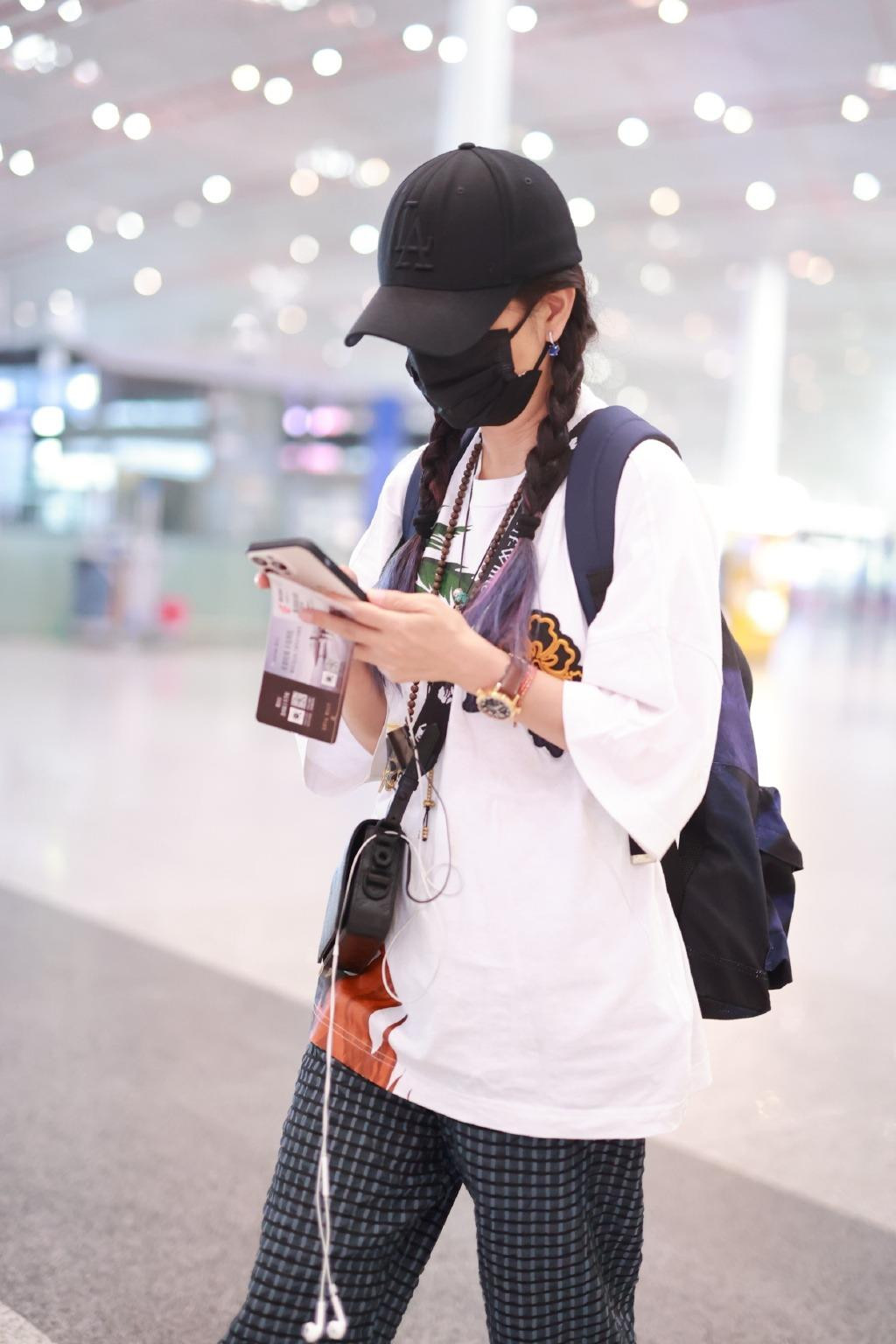 Triệu Vy mặc đồ phong cách trẻ trung, tinh thần thoải mái. Triệu Vy mặc đồ phong cách trẻ trung, tinh thần thoải mái.