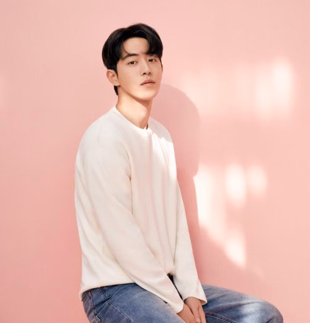 Ngôi sao "Tuổi 25, tuổi 21" Nam Joo Hyuk vẫn được yêu thích dù đang vướng ồn ào bạo lực học đường. Anh có 26 phiếu bầu.