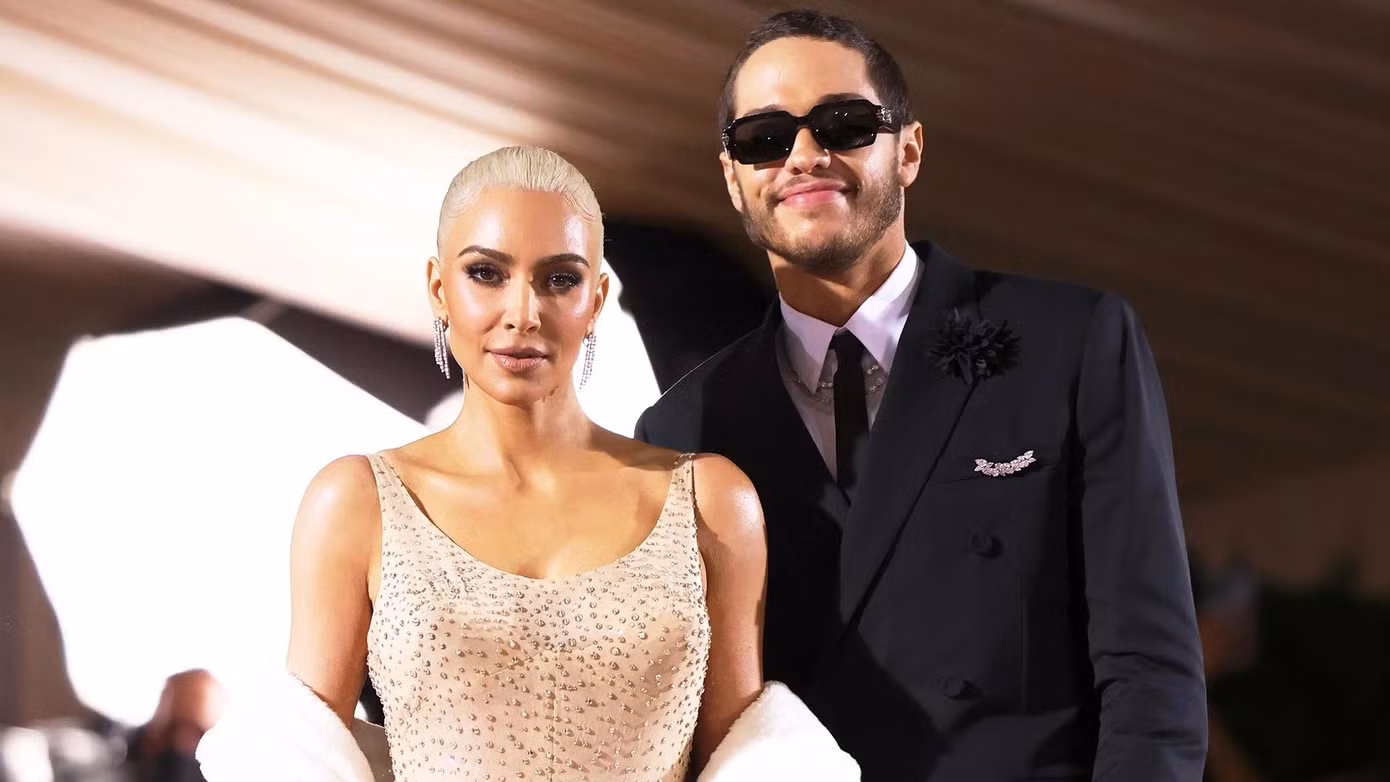 Kim Kardashian và Pete Davidson chia tay. Kim Kardashian và Pete Davidson chia tay.