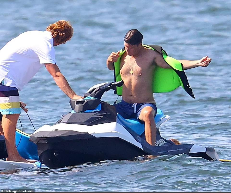 Colin và Scarlett lặng lẽ kết hôn vào tháng 10/2020 sau 3 năm hẹn hò. Đến tháng 8/2021, Colin báo tin bà xã kém 2 tuổi đã hạ sinh con trai đầu lòng, tên Cosmo.