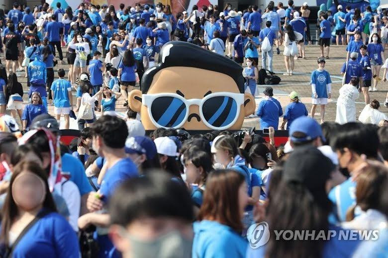 Sang tháng 6, các show diễn của Psy trở thành "ổ" lây lan dịch COVID-19. Sang tháng 6, các show diễn của Psy trở thành "ổ" lây lan dịch COVID-19.