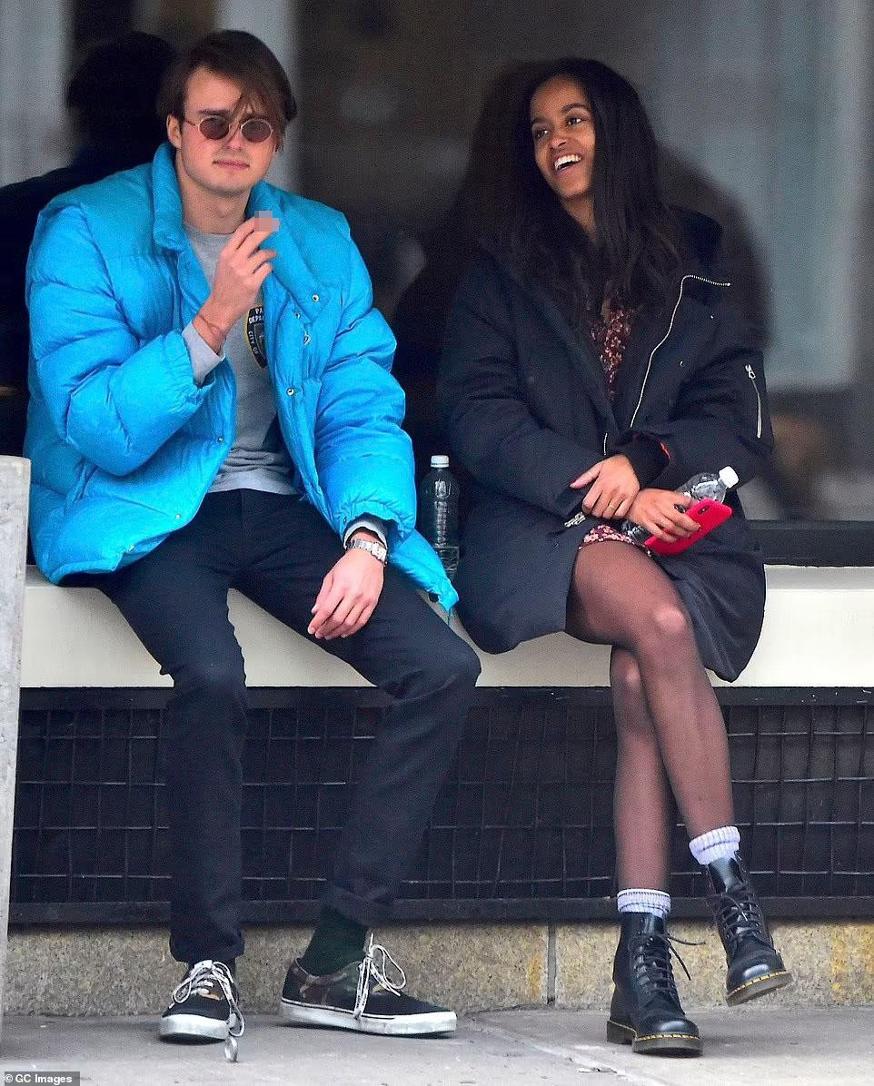 Malia có người mới đồng nghĩa với việc mối quan hệ lâu năm của cô với bạn trai người Anh Rory Farquharson đã kết thúc. Rory Farquharson là con trai của giám đốc điều hành của công ty quản lý tài sản Insight Investment Management Limited Charles. Hai người quen nhau vào năm 2017 khi còn là sinh viên tại Đại học Harvard.