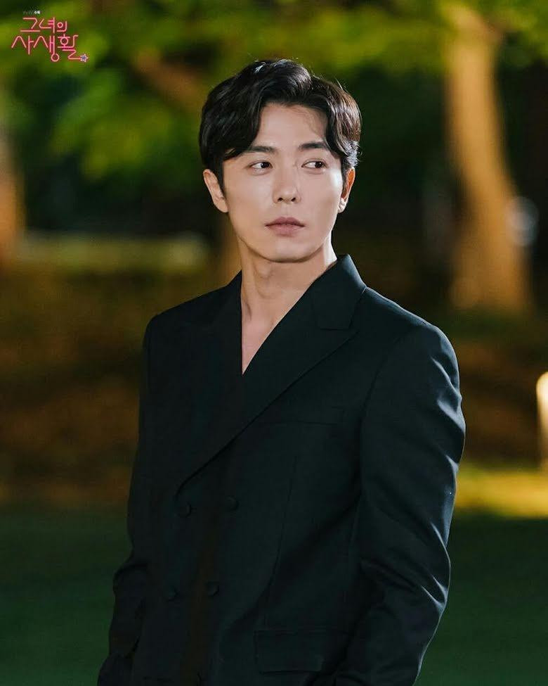 24. Kim Jae Wook sở hữu vẻ đẹp lãng tử, lạnh lùng và "nguy hiểm". Vì lẽ đó, anh thường được giao vai ác và gắn liền với biệt danh "nam thần phản diện". 24. Kim Jae Wook sở hữu vẻ đẹp lãng tử, lạnh lùng và "nguy hiểm". Vì lẽ đó, anh thường được giao vai ác và gắn liền với biệt danh "nam thần phản diện".