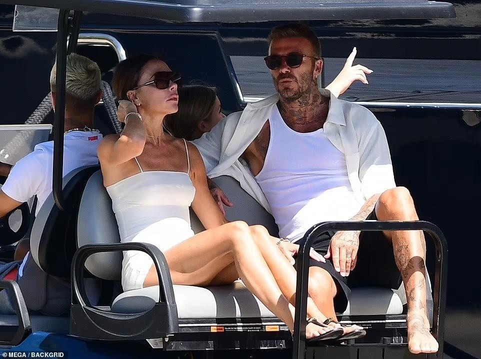 Mới đây, vợ chồng Victoria và David Beckham cùng con trai thứ Romeo và con gái út Harper Seven được nhìn thấy đi chơi ở Miami (Mỹ).