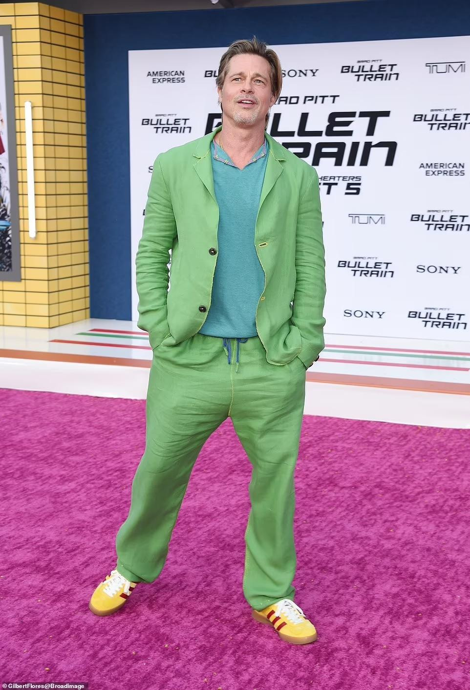 Brad Pitt bắt kịp xu thế thời trang khi xuất hiện trong bộ đồ xanh lá kết hợp giày thể thao vàng rất nổi bật. Brad Pitt bắt kịp xu thế thời trang khi xuất hiện trong bộ đồ xanh lá kết hợp giày thể thao vàng rất nổi bật.