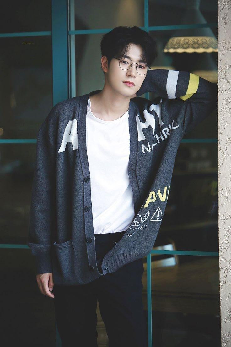 ... nam diễn viên/ca sĩ Park Seo Ham...