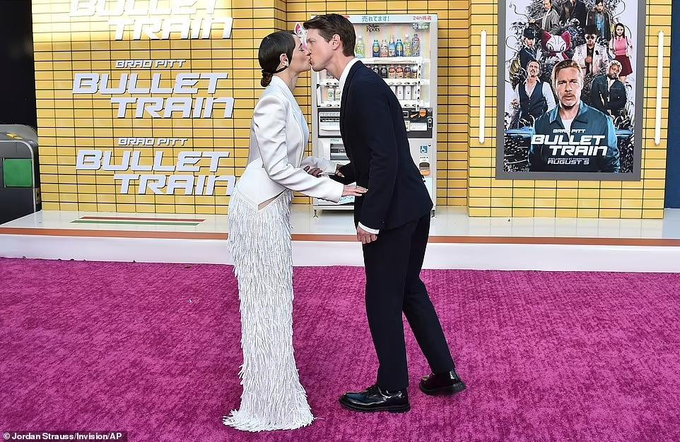 Ngôi sao "Kissing Booth" và vị hôn phu đính hôn vào ngày 22/2/2022. Cặp sao bắt đầu hẹn hò từ năm 2019 sau khi gặp nhau trên trường quay phim The Act - nơi Steven Piet đảm nhận vai trò điều hành sản xuất còn Joey King đóng chính. Đến năm 2020, Joey mới đăng ảnh với bạn trai trên Instagram. Ngôi sao "Kissing Booth" và vị hôn phu đính hôn vào ngày 22/2/2022. Cặp sao bắt đầu hẹn hò từ năm 2019 sau khi gặp nhau trên trường quay phim The Act - nơi Steven Piet đảm nhận vai trò điều hành sản xuất còn Joey King đóng chính. Đến năm 2020, Joey mới đăng ảnh với bạn trai trên Instagram.