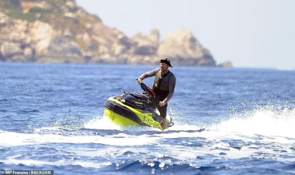 Anh rất hào hứng với các trò chơi trên biển từ bơi, chèo thuyền đến lái mô tô nước.