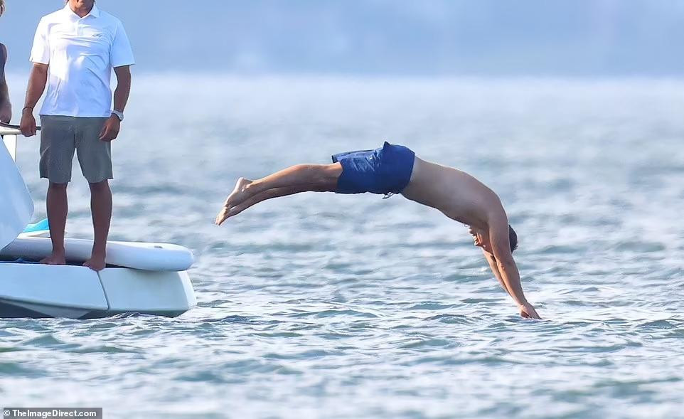 Colin là người chồng thứ ba của minh tinh 8x sau Ryan Reynolds (cưới 2008⁠–⁠2011) và Romain Dauriac (cưới 2014⁠–⁠2017). Trong khi đó, Scarlett là người vợ đầu tiên của Colin.