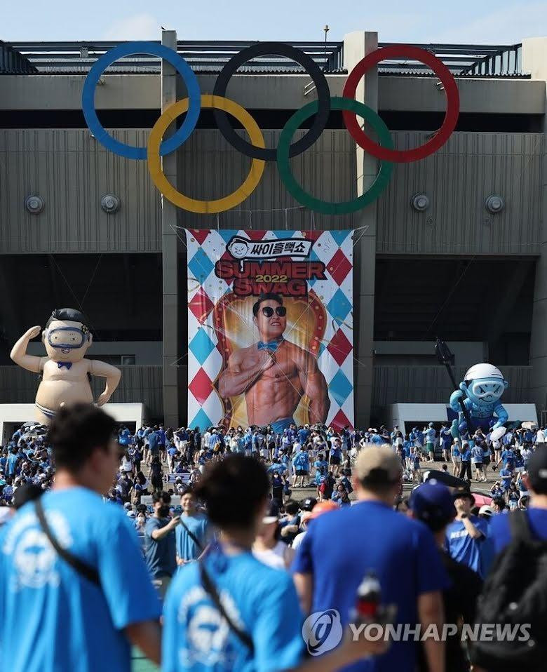 Vào tháng 5, Psy bị chỉ trích vì lãng phí nước. Vào tháng 5, Psy bị chỉ trích vì lãng phí nước.