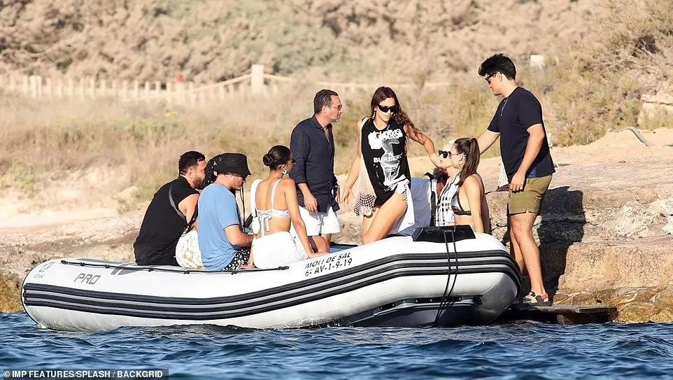 Cả nhóm đi bộ đến bến tàu rồi lên một chiếc thuyền phao để di chuyển ra du thuyền lớn.