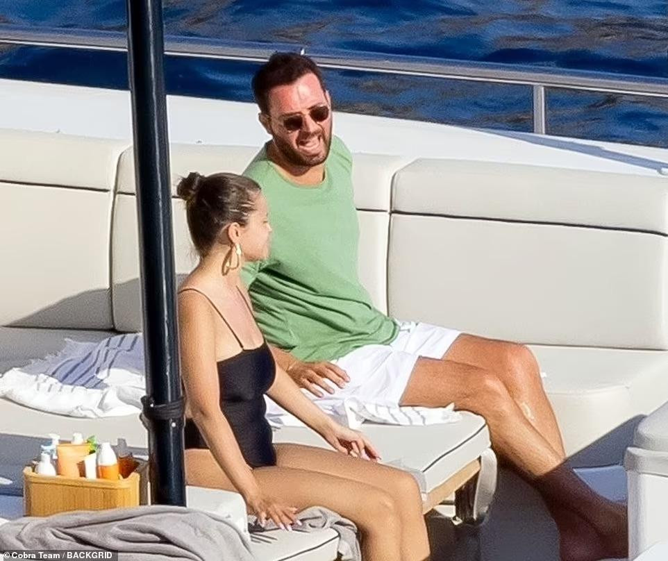 Bộ áo tắm bó sát khiến cựu ngôi sao Disney lộ ngấn mỡ ở bụng. Tuy nhiên, cô dường như không quan tâm, vẫn tự tin khi ngồi cạnh bạn khác giới.