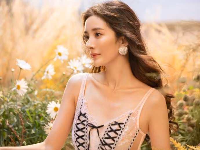 Khác với những mẫu nữ phương Tây chuộng khoe "da thịt" trong các bộ ảnh nội y, Dương Mịch lại thể hiện vẻ đẹp nữ tính, dịu dàng phù hợp với văn hóa phương Đông.