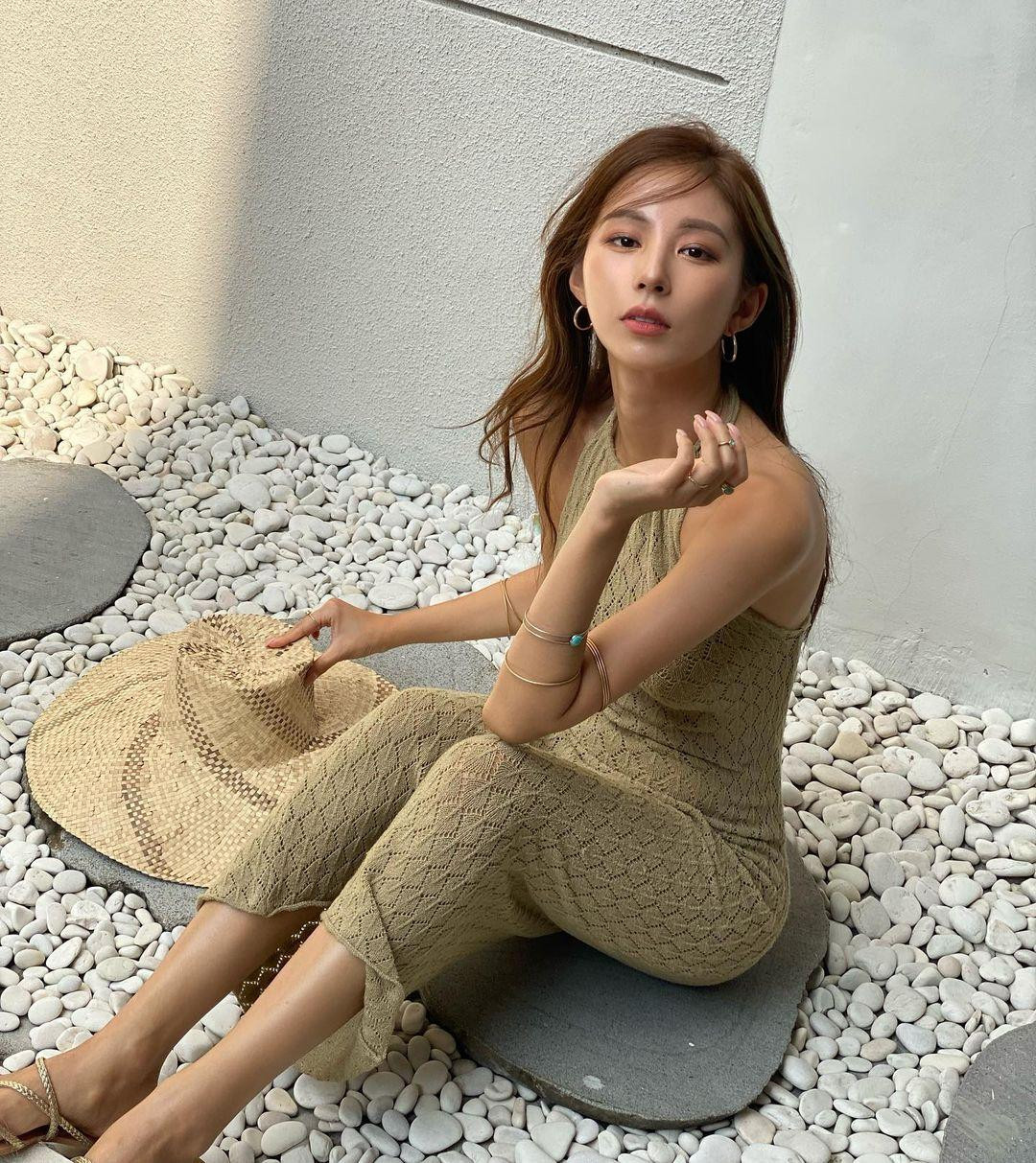 Trên trang cá nhân, Kim Bo Ra thường xuyên cập nhật hình ảnh khoe sắc vóc cực phẩm. Mỗi bài đăng thu hút từ hàng chục nghìn đến hàng trăm nghìn lượt &quot;Thích&quot;.