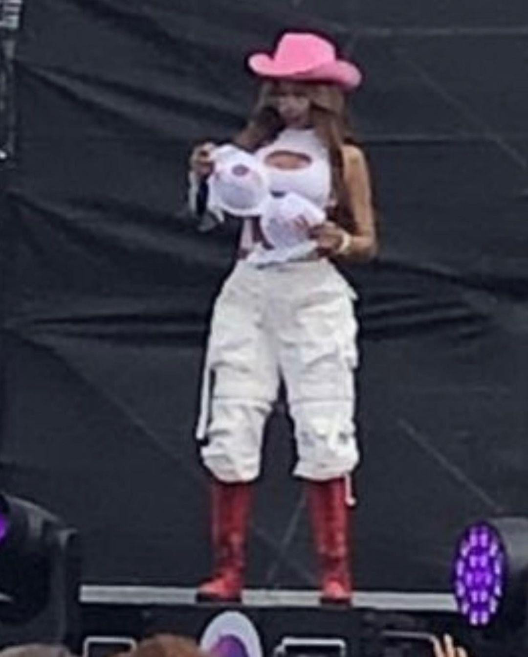 Jessi bối rối khi bị khán giả ném áo ngực lên sân khấu. Jessi bối rối khi bị khán giả ném áo ngực lên sân khấu.