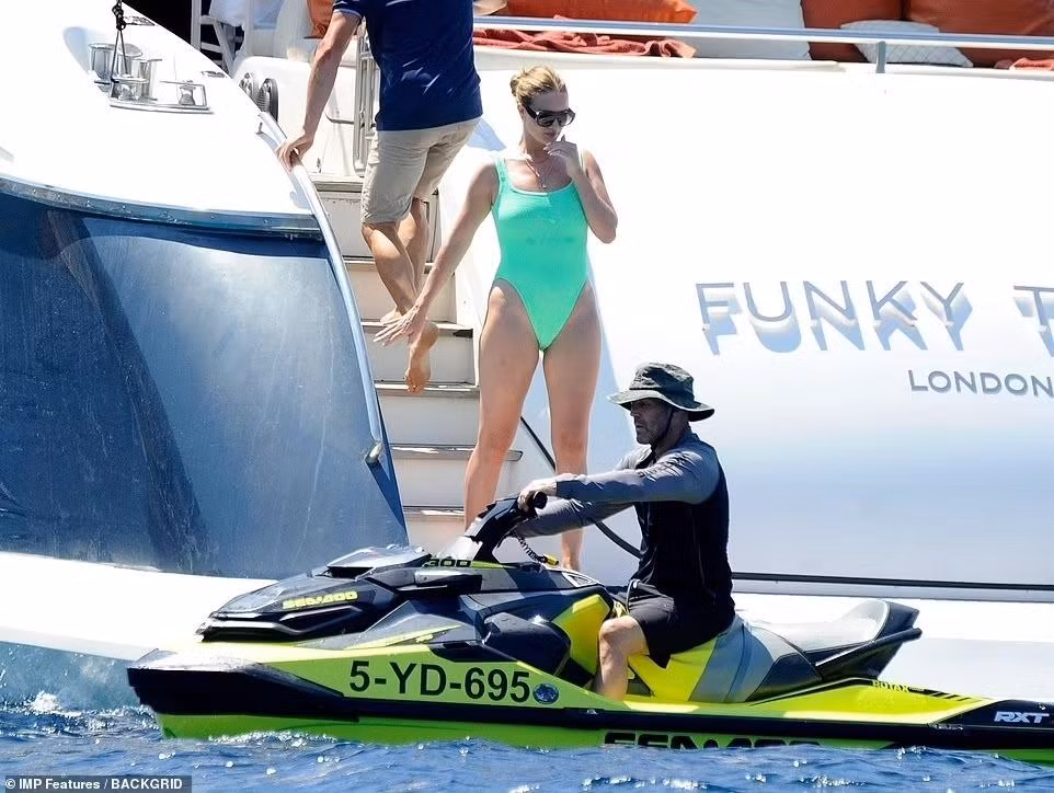 Rosie Huntington-Whitele và Jason Statham bắt đầu yêu nhau từ năm 2010. Cặp đôi "chú - cháu" chênh lệch 20 tuổi đính hôn vào đầu năm 2016.