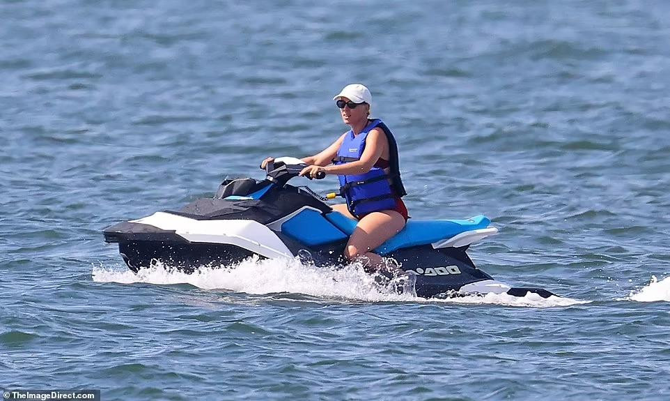 "Đả nữ" sinh năm 1984 vừa trở lại showbiz hồi tháng 3 sau thời gian nghỉ sinh. Bộ phim gần nhất của cô là "Black Widow" (tựa Việt: Góa phụ đen) - một trong năm tác phẩm có doanh thu ấn tượng nhất năm 2021 bất chấp ảnh hưởng của đại dịch COVID-19. Năm ngoái, chủ tịch Kevin Feige của Marvel tiết lộ người đẹp đang tham gia một "dự án tuyệt mật". Ngoài ra, cô được xác nhận góp mặt tác phẩm điện ảnh quay ở Tây Ban Nha của biên kịch - đạo diễn Wes Anderson.