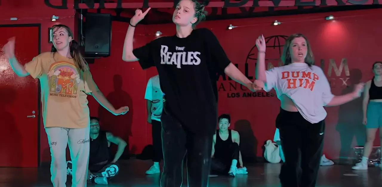 Brad Pitt rơi nước mắt khi xem video vũ đạo của con gái Shiloh.