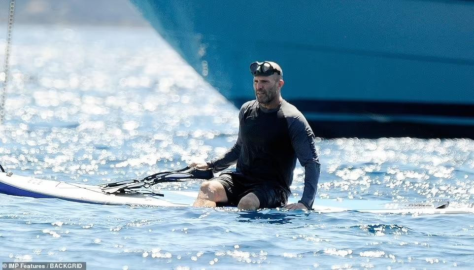 Tài tử "Biệt đội đánh thuê" phong độ, rắn rỏi ở tuổi 55.