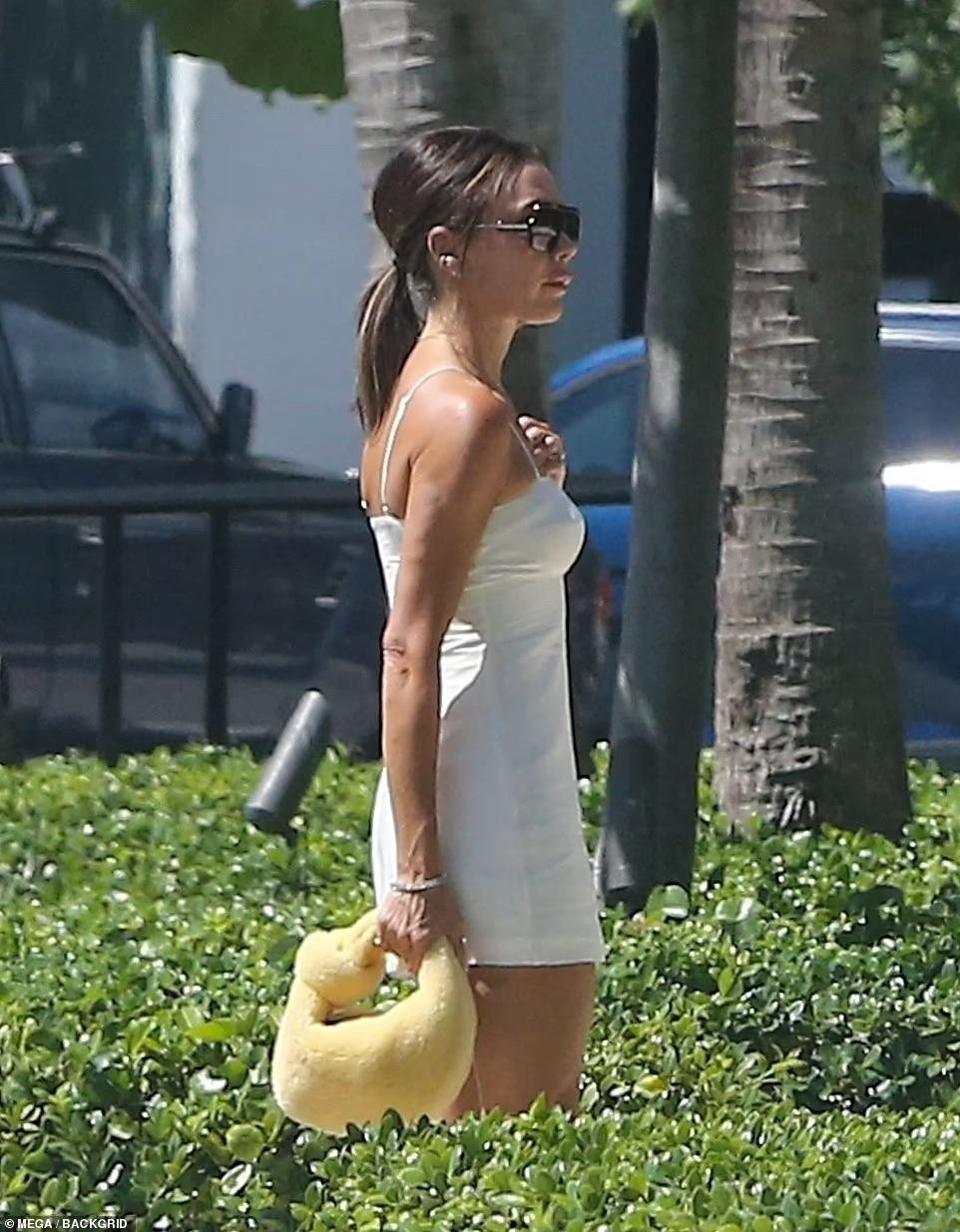 Mỗi lần xuất hiện, nhà thiết kế U50 đều trở thành tâm điểm chú ý. Nguồn tin của Page Six tiết lộ, Victoria nổi bật đến mức khiến con dâu cả Nicola Peltz ghen tỵ bởi ngay cả trong ngày trọng đại của cô, mẹ chồng vẫn là nhân vật được quan tâm nhất.