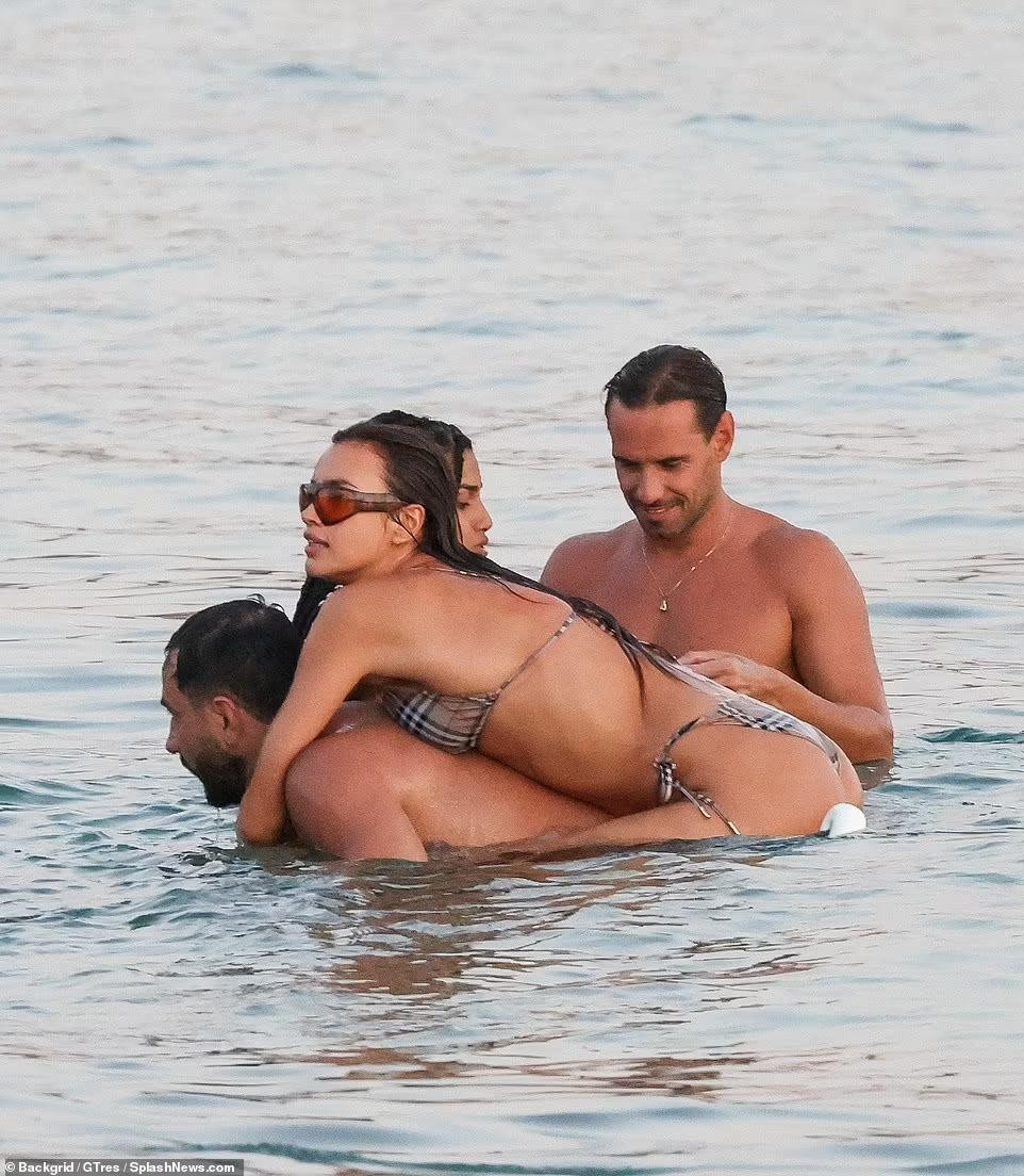 Đáng chú ý, tình cũ Ronaldo bị chụp lại khoảnh khắc được bạn khác giới cõng trên lưng, trông rất thân mật.