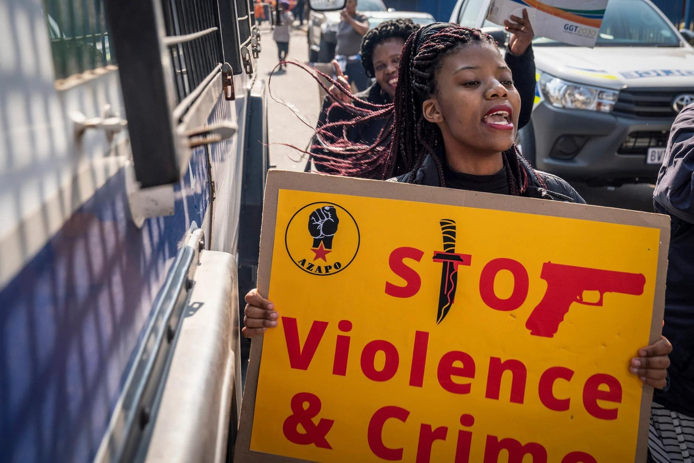 Hàng trăm người biểu tình phản đối tình trạng tội phạm leo thang ở Krugersdorp. Hàng trăm người biểu tình phản đối tình trạng tội phạm leo thang ở Krugersdorp.